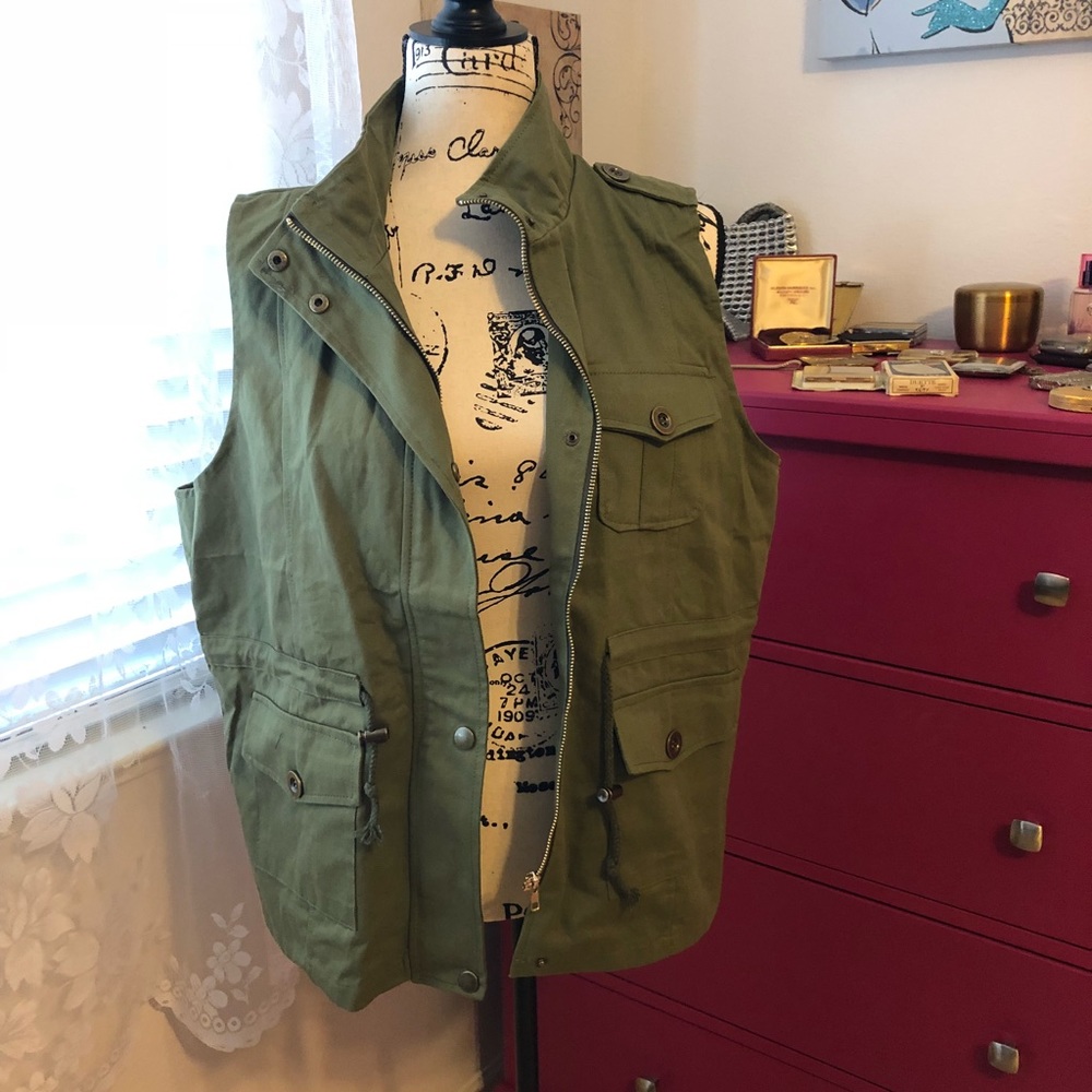 Only 1 left! Olive green vest size Small